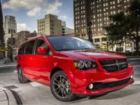 2013-dodge-grand-caravan-front-three-quarters-view-03