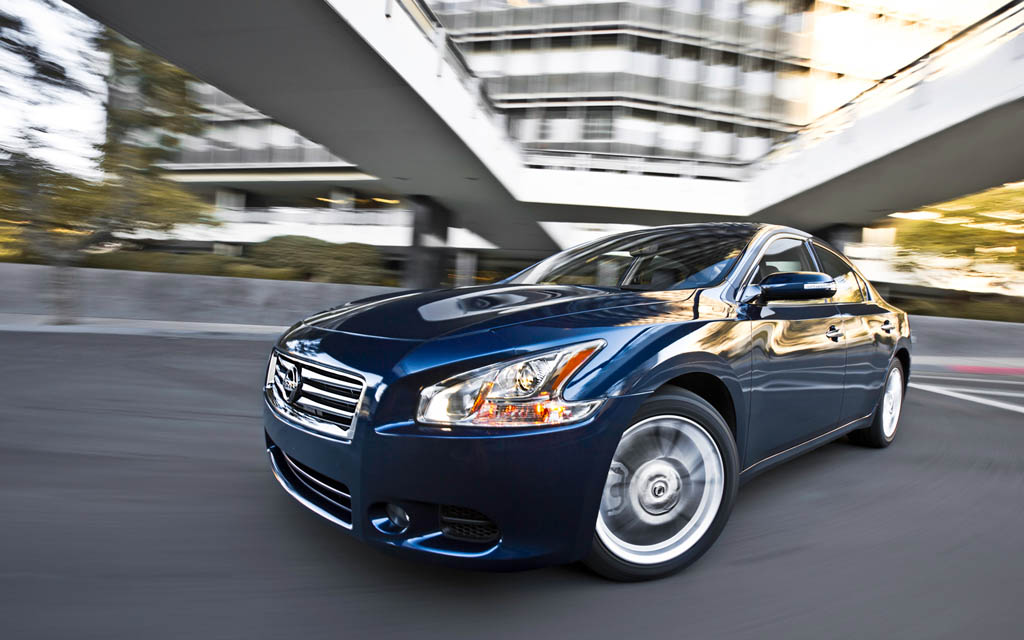 2013-nissan-maxima-sv-front-three-quarter-turn