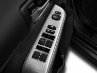 2013-toyota-camry-4-door-sedan-i4-auto-se-natl-door-controls