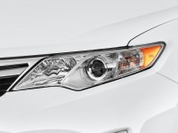 2013-toyota-camry-4-door-sedan-i4-auto-xle-natl-headlight