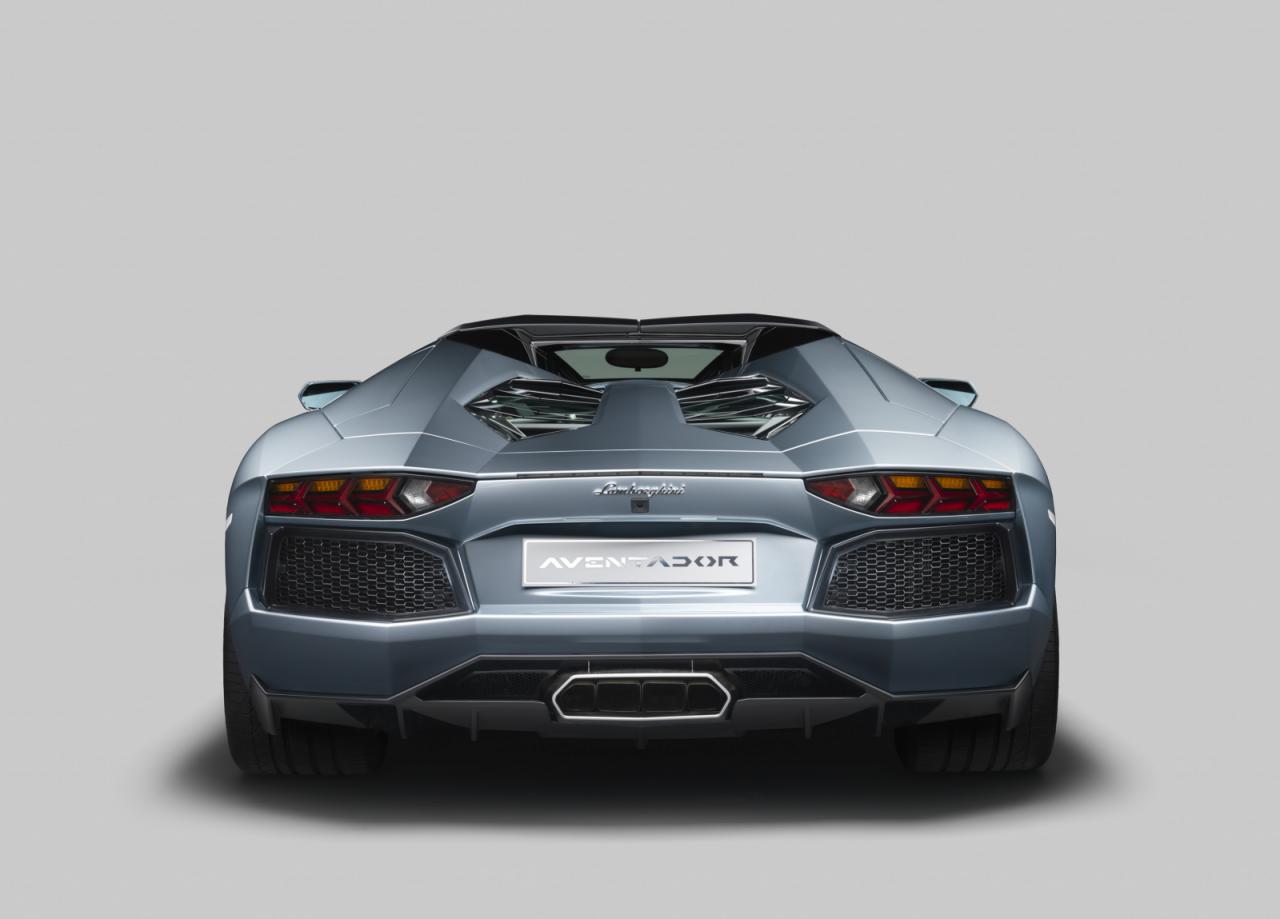 2013_Lamborghini_Aventador_Roadster-rear