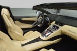 2013_Lamborghini_Aventador_Roadster_interior