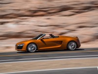 2014-Audi-R8-Spyder-side-in-motion