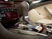 2014-Infiniti-Q60-Convertible-center-console