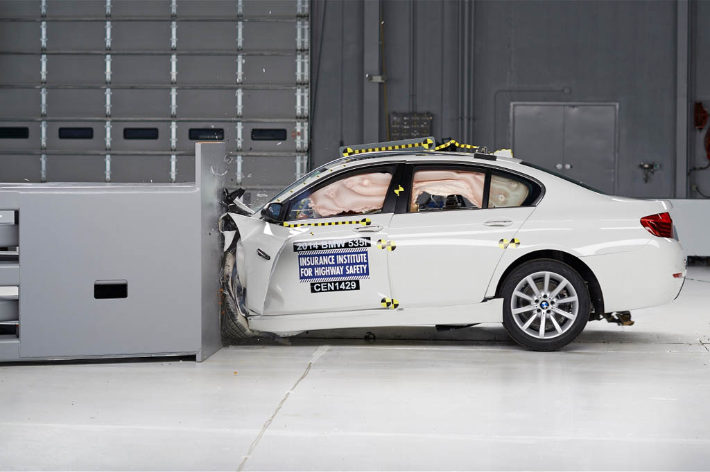 2014 bmw 5-series iihs during testing