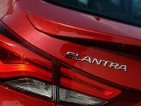 2014-hyundai-elantra-taillight-and-badge