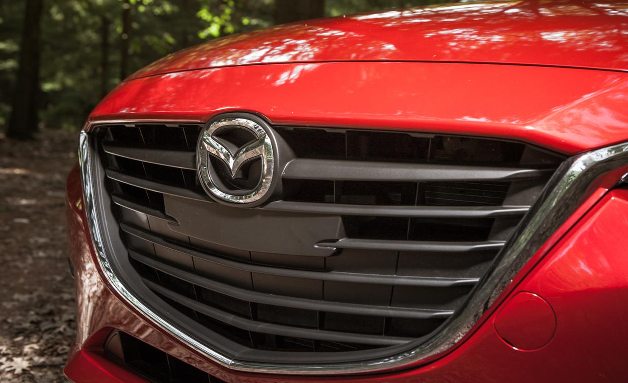 2014-mazda-3i-20l-hatchback-grille-and-badge