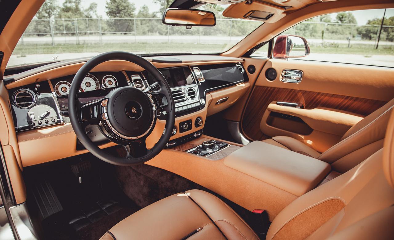 Макси роллс меню. Rolls Royce Wraith 2021 Interior. Rolls Royce Wraith Interior. Rolls Royce Wraith 2015 салон. Rolls Royce Wraith 2014 салон.