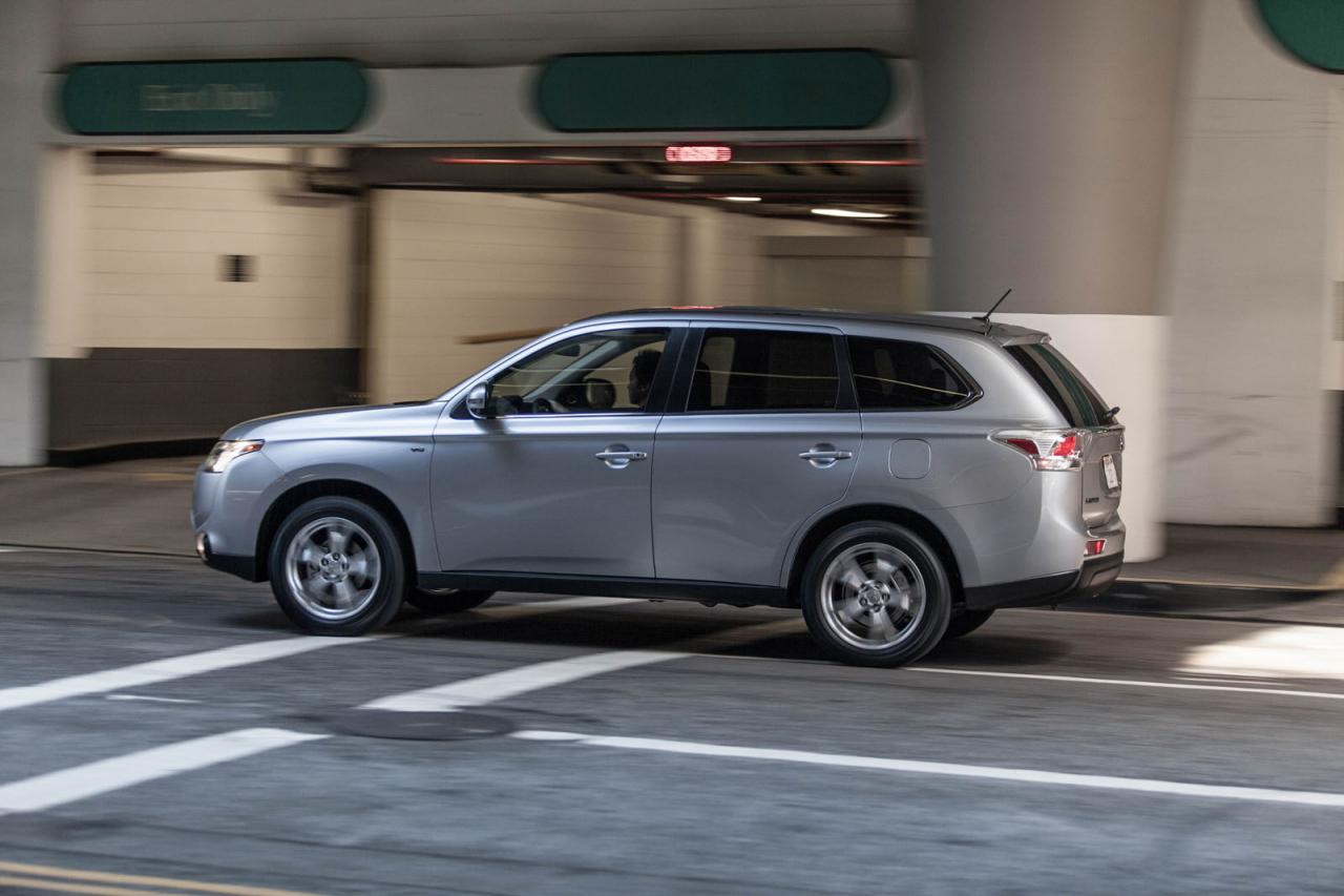 2014 Mitsubishi Outlander side