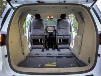 2015-Kia-Carnival-Sedona-seats