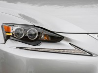 2015-Lexus-IS-headlight