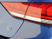 2015-hyundai-genesis-5.0-taillight-and-badge