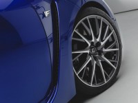 lexus-rc-f-fender-badge-and-wheel