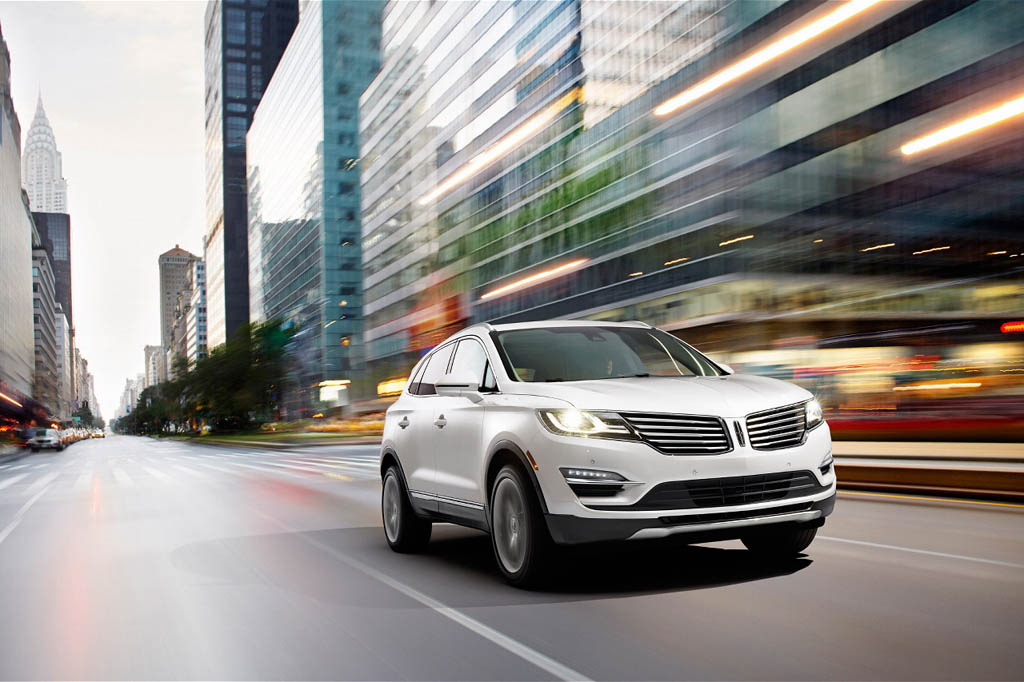 2015-lincoln-mkc-front-side-view-in-the-city