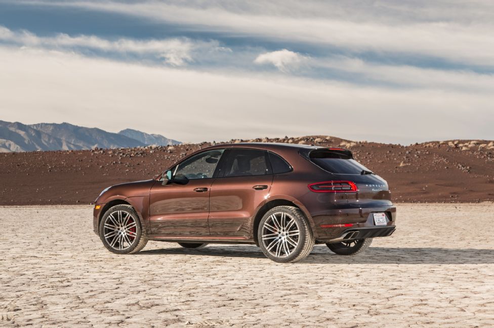 Цвета осень макан. Porsche Macan Turbo 2021. Порше Макан 2020 коричневый. Porsche Macan бордовый. Порше Макан турбо с 2020 коричневый.