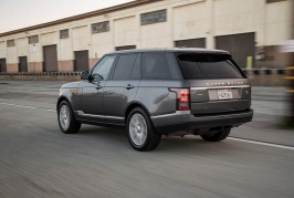 2015-land-rover-range-rover-hse-rear-three-quarter-in-motion