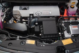 2016-Toyota-Prius-engine