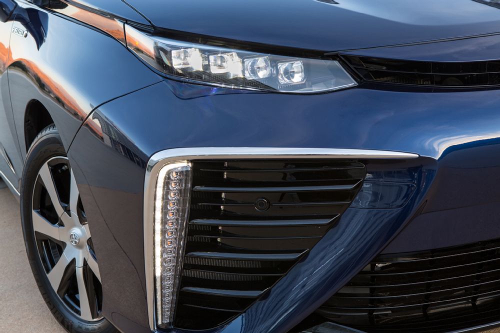 2016-toyota-mirai-foglight