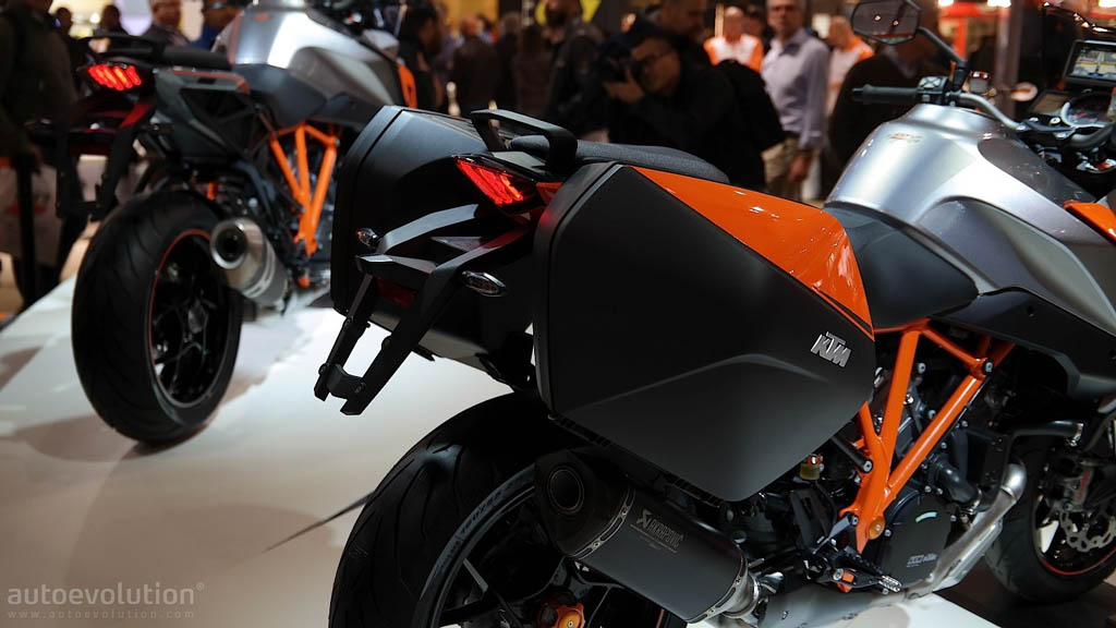 eicma-ktm-1290-super-duke-gt-is-the-all-in-one-power-touring-menace