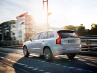 2016-volvo-xc90-rear-three-quarter-in-motion