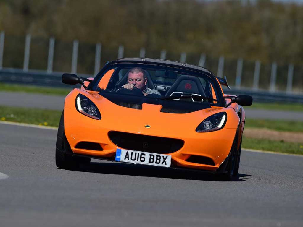 спортивный автомобиль красный lotus elise cup 250 без смс