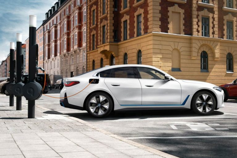 بی ام و i4 خودروی الکتریکی در حال شارژ / BMW i4