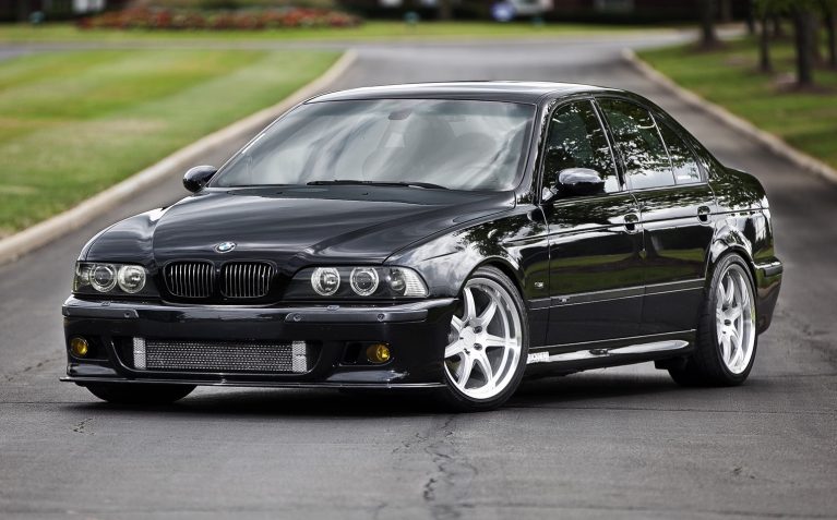 لذت رانندگی با بی ام و M5 کلاسیک، تیونینگ شده با سوپرشارژر
