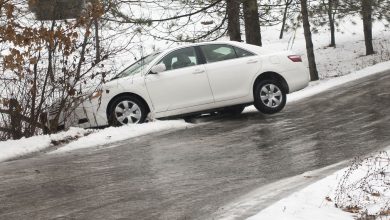 تصادف خودرو روی جاده یخ زده برفی