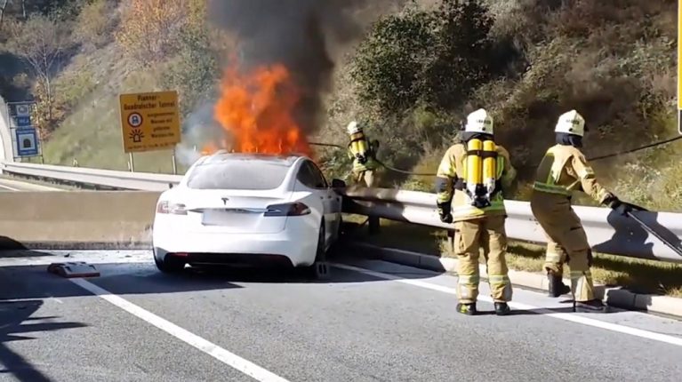 آتش‌سوزی خودروهای الکتریکی چگونه رخ می‌دهد؟