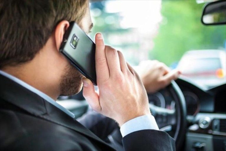 استفاده از تلفن همراه حین رانندگی، منجر به جریمه می‌شود.
