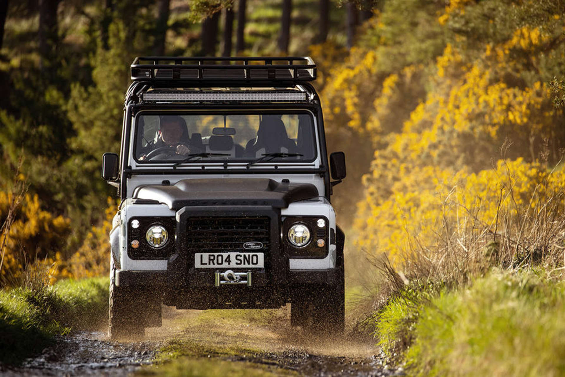 لندرور دیفندر / Land Rover Defender نمای جلو