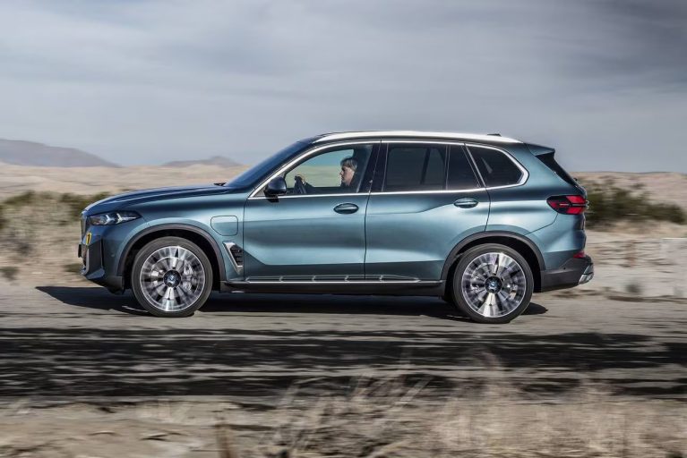 نمای جانبی بی ام و X5 xDrive50e