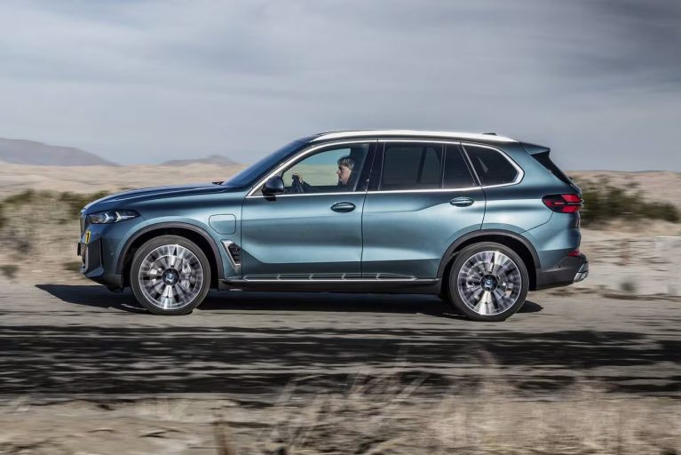 نمای جانبی بی ام و X5 xDrive50e