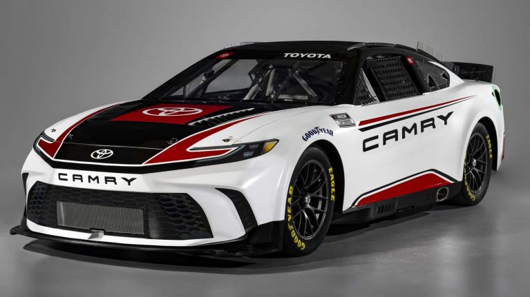 تویوتا کمری XSE 2024 مسابقات ناسکار معرفی شد