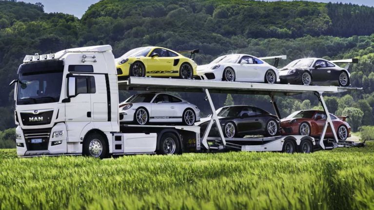 کامیون رؤیایی! فروش یک تریلر خودروبر با شش پورشه 911