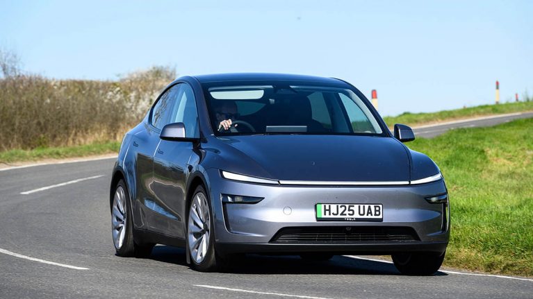 بررسی کامل تسلا Y جدید: سریع، هوشمند، اما اعصابخُردکن!