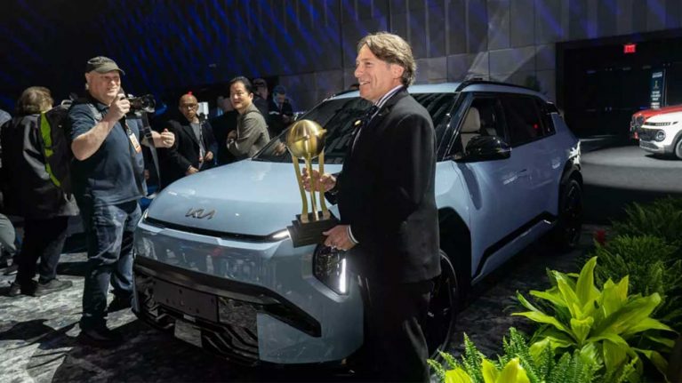 کیا EV3 خودروی سال 2025 جهان شد، سلطه خودروهای برقی بر جوایز