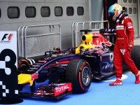 Alonso checks out Vettel's RB10 in parc ferme