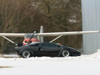 Blondine-im-roten-Catsuit-im-Lamborghini-Countach-Turbo-S