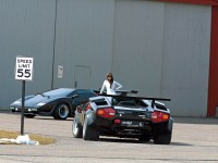 Blondine-im-roten-Catsuit-im-Lamborghini-Countach-Turbo-S