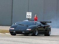 Blondine-im-roten-Catsuit-im-Lamborghini-Countach-Turbo-S